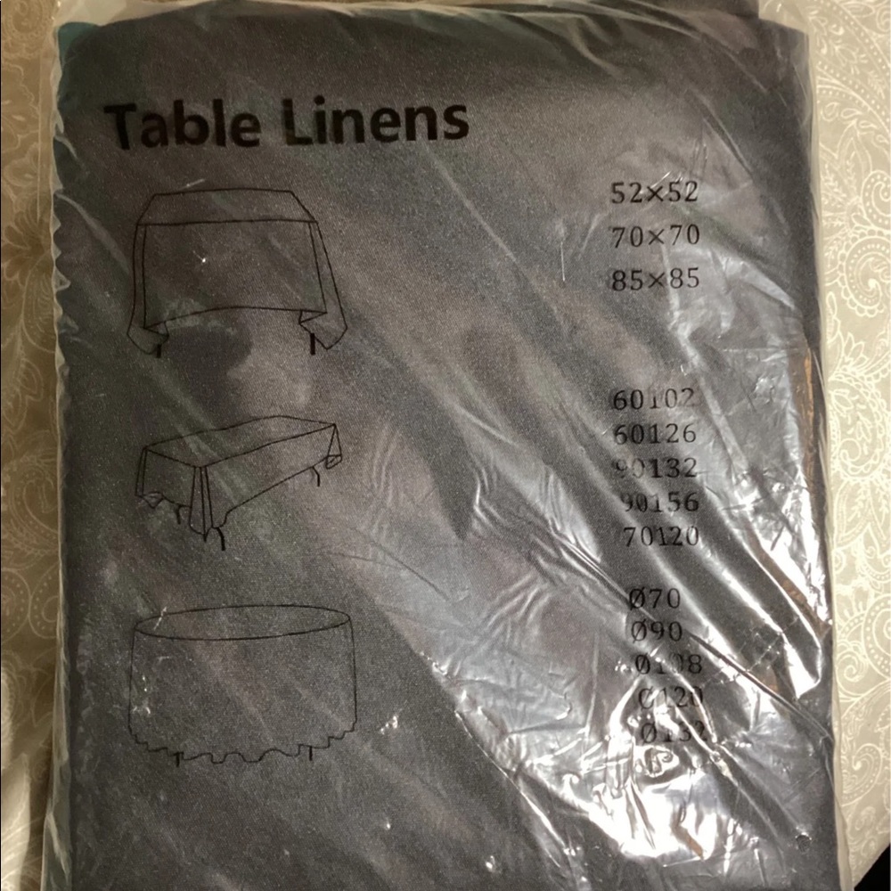 2- Polyester table linens - Picture 3 of 3